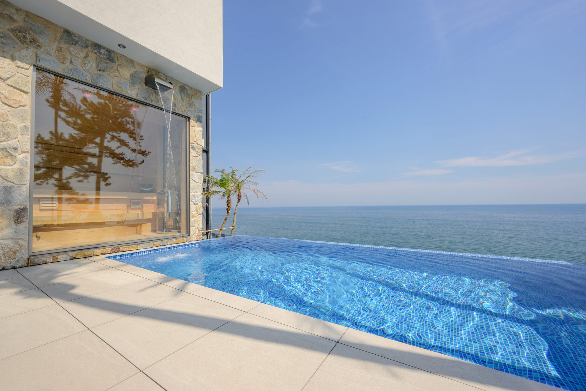 Beachfront villa infinity pool overlooking the ocean